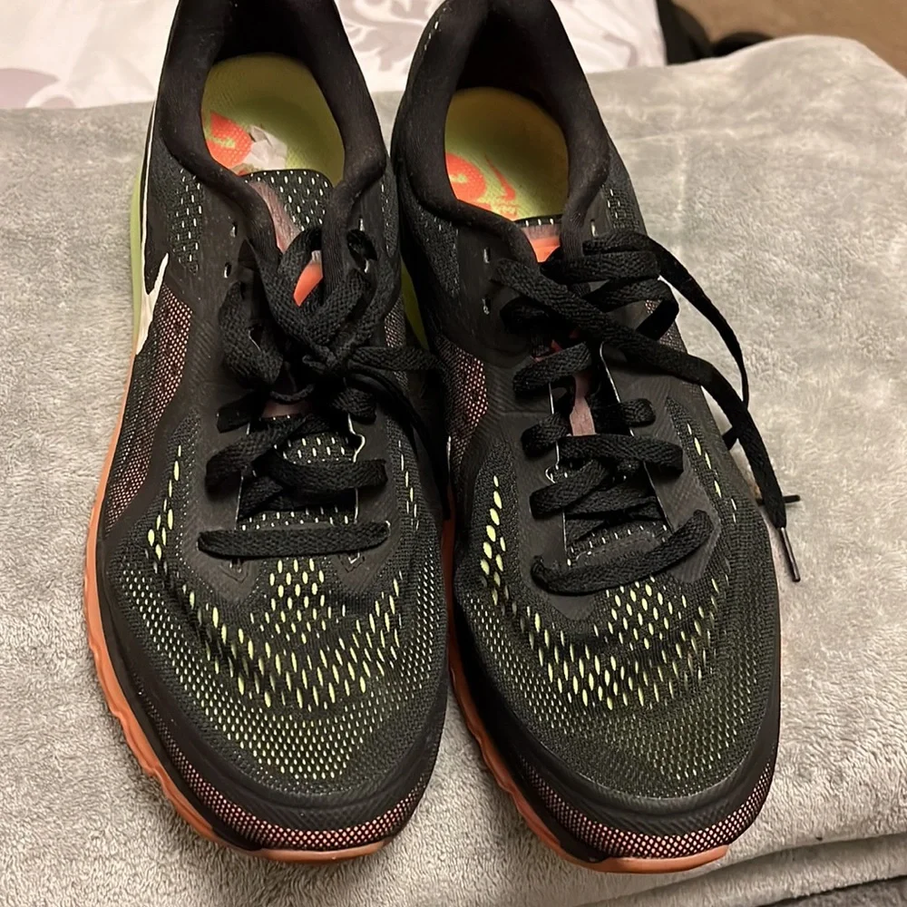 Nike - Picture 2 of 3